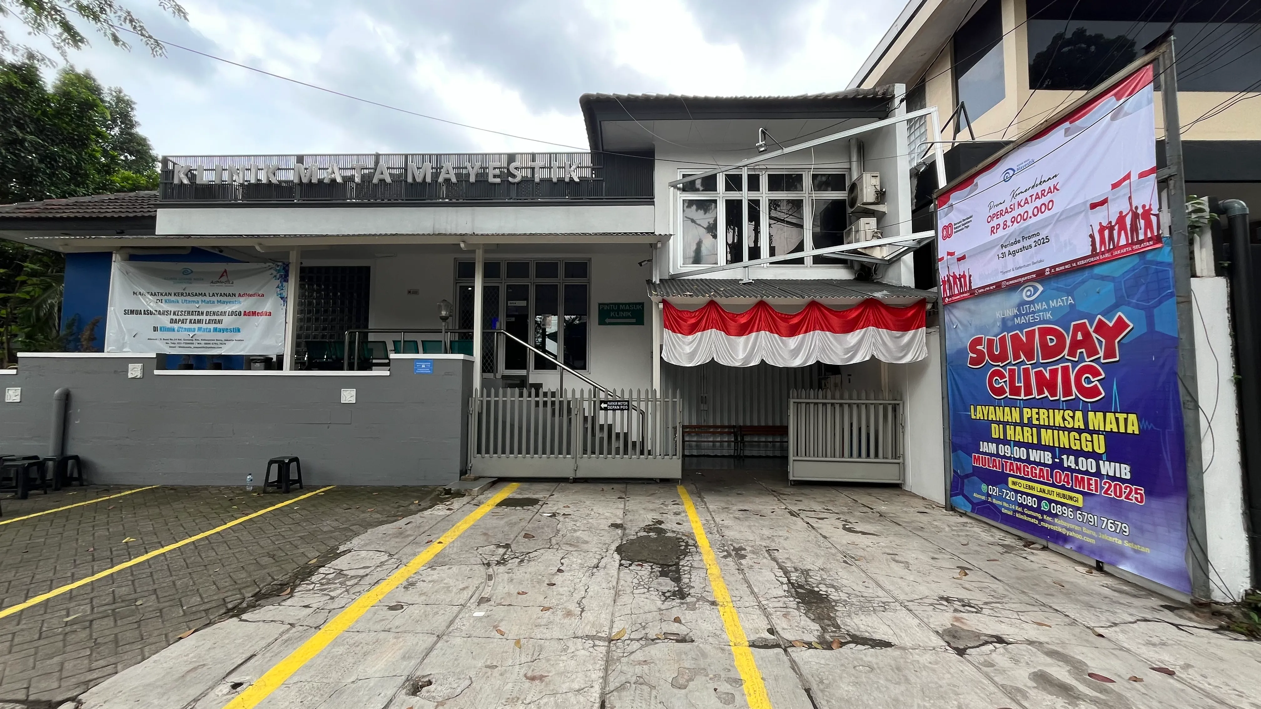 Tampak depan Klinik Utama Mata Mayestik di Jalan Bumi, Jakarta Selatan